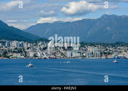 Porto di Vancouver British Columbia in estate in una giornata di sole - Canada Place w/ un piano del mare - idrovolante - navi, barche e moderna città di Vancouver Foto Stock