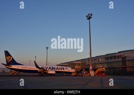 Ryanair jet del passeggero aereo sulla pista di cemento di Bratislava aeroporto la mattina presto. Foto Stock