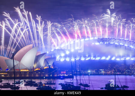 L'Australia festeggia l'arrivo del 2018 con i fuochi d'artificio della vigilia di Capodanno nel porto di Sydney. Il popolare evento annuale attira una folla di oltre un milione di persone. Foto Stock
