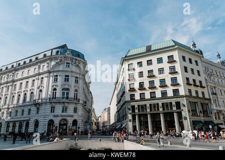 Vienna, Austria - 16 agosto 2017: Michaelerplatz a Vienna con Looshaus progettato da Adolf Loos sullo sfondo Foto Stock