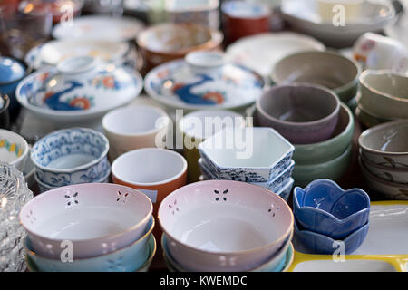 Piatto di colore vintage coppe, piatti, tazze piatto vendita Foto Stock