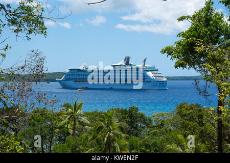 Voyager dei mari ancorato in Santal Bay, Lifou. Foto Stock