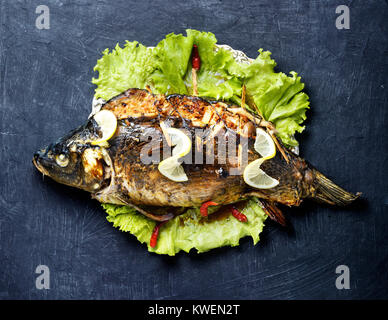 Pesce intero carp cotti al forno Foto Stock