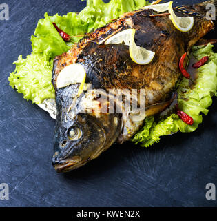 Pesce intero carp cotti al forno Foto Stock