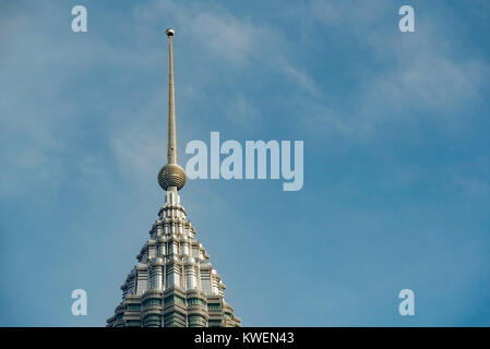 La parte superiore di uno dei molto alti Petronas Twin Towers di Kuala Lumpur in Malesia Foto Stock