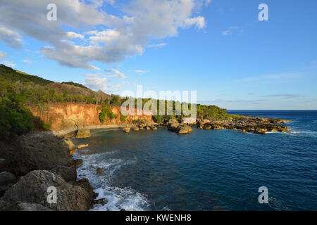 Costa cubana ai piedi delle montagne della Sierra Maestra e sopra la costa del Mar dei Caraibi Foto Stock