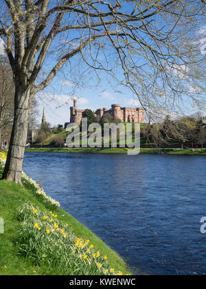 Inverness Castle che si affaccia sul fiume Ness. Inverness è la capitale della regione delle Highland, Scozia. Il castello fu costruito nel 1836 da William Burn Foto Stock