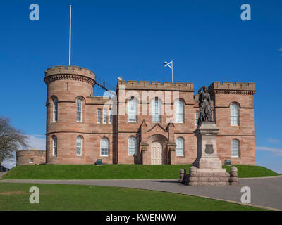 Castello di Inverness e la statua di Flora MacDonald. Il castello è attualmente utilizzato come Inverness sheriff court. Costruito nel 1836 dall'architetto William Burn. Foto Stock