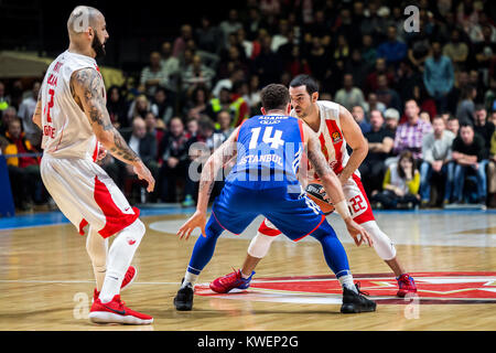 Guard Taylor Rochestie di Crvena Zvezda Belgrado mts centro chiamate Pero Antic di Crvena Zvezda mts a Belgrado per rendere il blocco di guardia Josh Adams Foto Stock