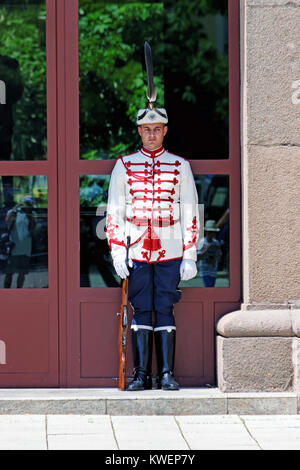 Sofia, Bulgaria - Luglio 04, 2017: guardsman cerimoniale al di fuori del palazzo della Presidenza della Repubblica di Bulgaria a Sofia Foto Stock