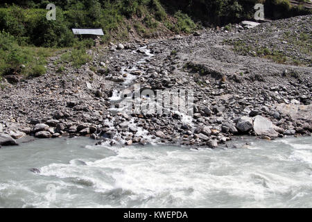 Piccola capanna e il fiume di montagna vicino Il Manaslu in Nepal Foto Stock