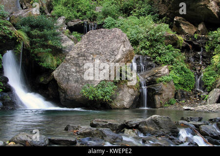 Cascate e fiume vicino Il Manaslu in Nepal Foto Stock