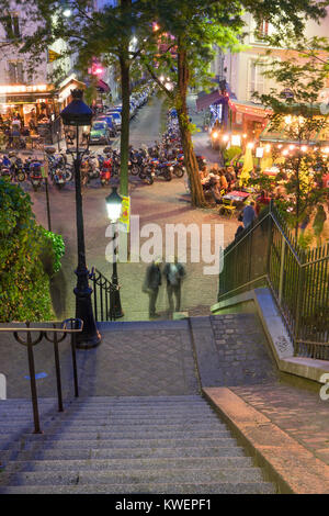 Francia, Parigi, Montmartre, la gente a salire le scale Foto Stock