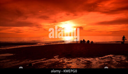 Tutti vediamo lo stesso tramonto. Foto Stock