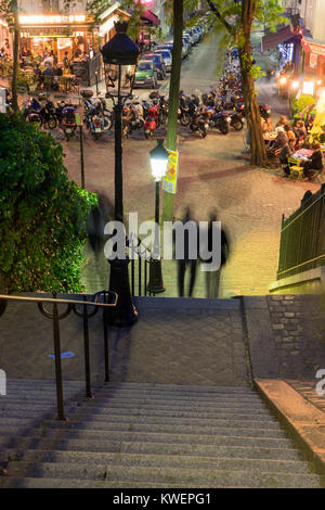 Francia, Parigi, Montmartre, la gente a salire le scale Foto Stock