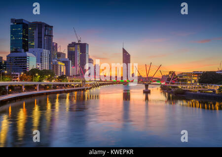 Brisbane. Cityscape immagine della skyline di Brisbane, Australia durante la drammatica sunrise. Foto Stock