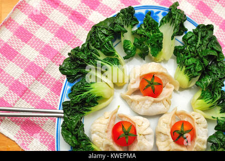 Sontuosa alla ricerca di stile Cinese vegetariano crudo gnocchi di patate e verdure. Adatto per concetti come la Dieta e nutrizione, mangiare sano e hea Foto Stock