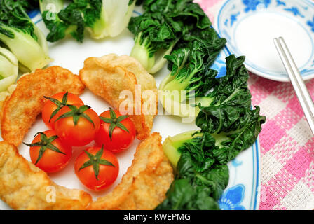 Sontuosa alla ricerca di stile Cinese vegetariano fritto gnocchi di patate e verdure. Adatto per concetti come la Dieta e nutrizione, Mangiare Sano e Salute Foto Stock