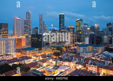 SINGAPORE - 12 dicembre: vista notturna di Chinatown e torreggianti edifici presi sul dicembre 12, 2009 a Singapore. Foto Stock