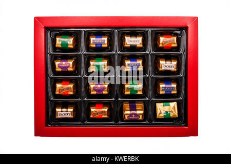 Una scatola di cioccolatini e liquori su sfondo bianco Foto Stock