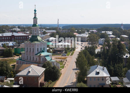 Vista dalla torre campanaria della chiesa di la voce del Signore in Gerusalemme sul Via Lenin e Chiesa della Natività nella città di Totma, Vologd Foto Stock