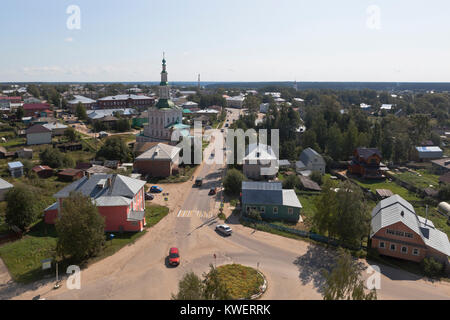 Vista superiore della Via Lenin e Chiesa della Natività nella città di Totma, Vologda Regione, Russia Foto Stock