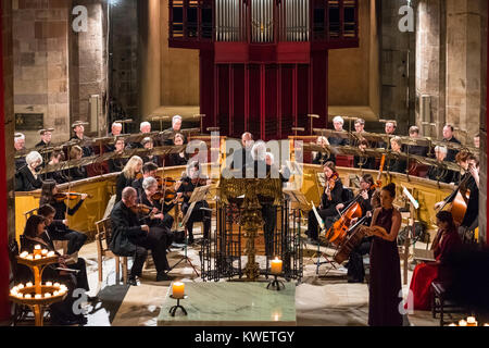 Interno della cattedrale di St Giles durante il Natale carol concerto come parte di Edimburgo di Hogmanay feste di Capodanno a Edimburgo in Scozia, u Foto Stock