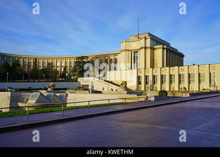 Vista del Palais de Chaillot la costruzione presso il Trocadero nel XVI arrondissement della capitale francese. Foto Stock