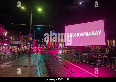 Svuotare Princess Street minuti prima di porte sono aperte al pubblico in Edinburgh Hogmanay street party per la Vigilia di Capodanno. La Scozia, Regno Unito Foto Stock