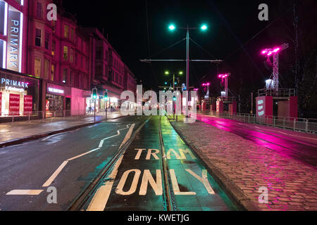 Svuotare Princess Street minuti prima di cancelli aperti al pubblico a Edimburgo Hogmanay street party per la Vigilia di Capodanno. La Scozia, Regno Unito Foto Stock