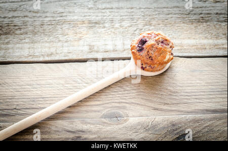 Ciliegia muffin sul pannello di legno Foto Stock