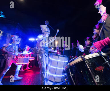 Edimburgo, Scozia, Regno Unito. Il 31 dicembre 2017. Spark! Batteristi LED eseguire su Princes Street durante il tamburo fuori con tutte le femmine drumming gruppo du Foto Stock