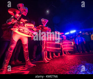 Edimburgo, Scozia, Regno Unito. Il 31 dicembre 2017. Spark! Batteristi LED eseguire su Princes Street durante il tamburo fuori con tutte le femmine drumming gruppo du Foto Stock
