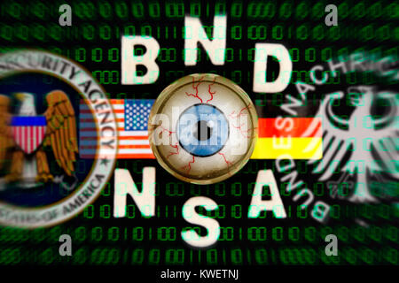 Occhio e segno di Federale Servizio di intelligence e NSA, simbolico photo Federale Servizio di Intelligence scandalo, Auge und Zeichen von BND und NSA, Symbolfot Foto Stock