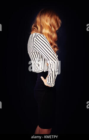 Capelli biondi donna moda modello nasconde la sua faccia Foto Stock