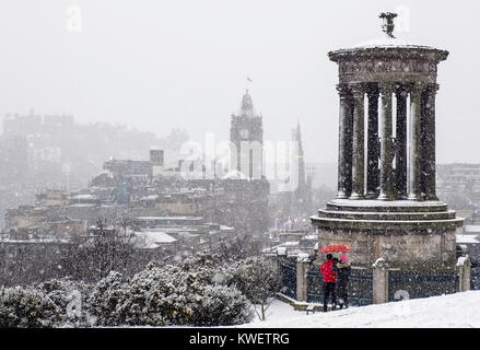 La neve cade sulla città di Edimburgo nel dicembre. Vista dello Skyline della città da Calton Hill, Scotland, Regno Unito. Foto Stock