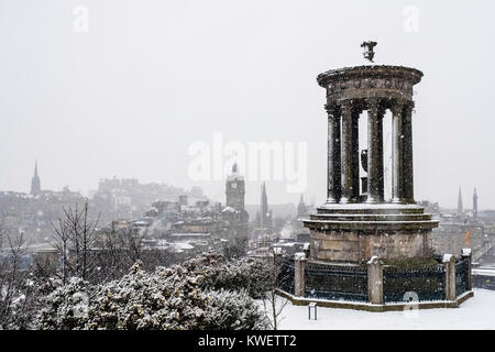 La neve cade sulla città di Edimburgo nel dicembre. Vista dello Skyline della città da Calton Hill, Scotland, Regno Unito. Foto Stock