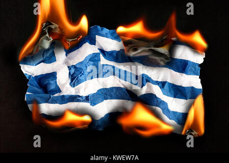 Bandiera della Grecia in fiamme, simbolico debito foto litigio, Griechenlandfahne in Flammen, Symbolfoto Schuldenstreit Foto Stock