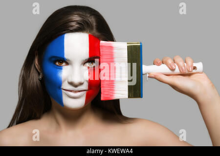 Il volto di una donna nei colori nazionali della Francia Foto Stock