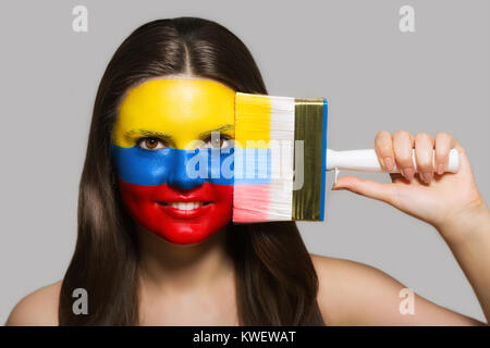 Il volto di una donna nei colori nazionali della Colombia Foto Stock