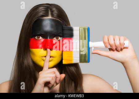 Il volto di una donna nei colori nazionali della Germania Foto Stock