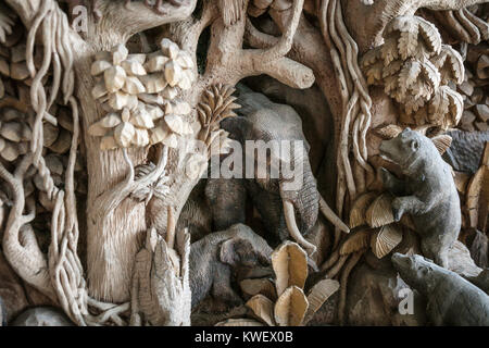 Tailandese tradizionale scultura in legno, Tambon Damnoen Saduak, Thailandia. Foto Stock