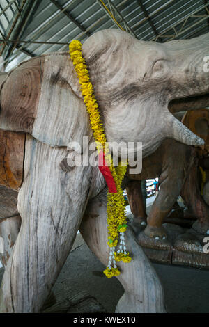 Tailandese tradizionale scultura in legno, Tambon Damnoen Saduak, Thailandia. Foto Stock