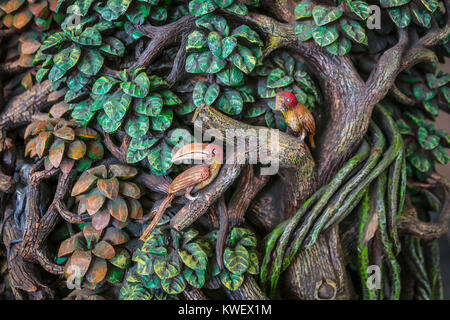 Tailandese tradizionale scultura in legno, Tambon Damnoen Saduak, Thailandia. Foto Stock