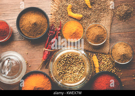 Indian spezie colorate. Foto di gruppo dei quattro principali spezie indiane come raw peperoncino rosso, curcuma, coriandolo e cumino in polvere. Il fuoco selettivo Foto Stock