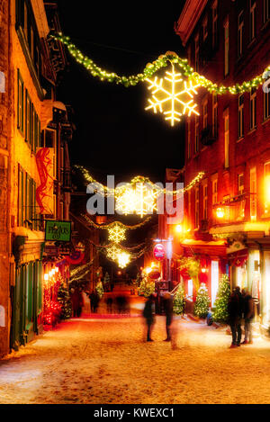 Le decorazioni di Natale e di neve fresca in Quebec City la Petit Champlain zona di notte in Rue Petit Champlain Foto Stock