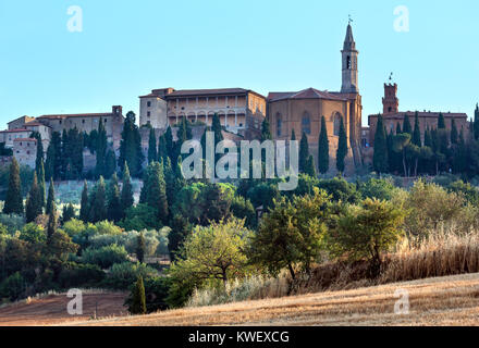 Estate Pienza italiano villaggio medievale sulla collina, Val d Orcia patrimonio mondiale culturale Paesaggi, in provincia di Siena, Toscana, Italia. Foto Stock