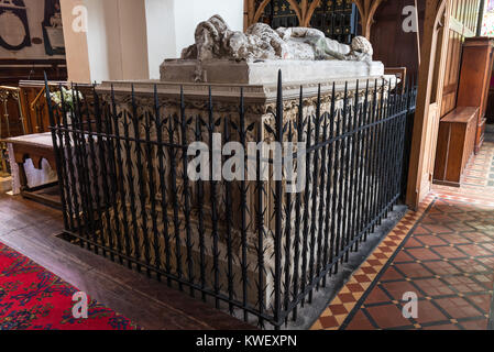 La Tomba di Sir Rhys Ap Thomas. All interno la chiesa di San Pietro Carmarthen, Wales, Regno Unito. Foto Stock