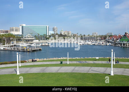 LONG BEACH, CA - Febbraio 21, 2015: Arcobaleno del porto e dello skyline della citta'. Villaggio litoraneo si affaccia sul porto con ristoranti, ed è vicino ai conventi Foto Stock