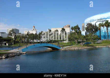 LONG BEACH, CA - Febbraio 21, 2015: Stagno e ponte a Long Beach Arena. L'arena è parte del Long Beach Convention e Centro di intrattenimento. Foto Stock